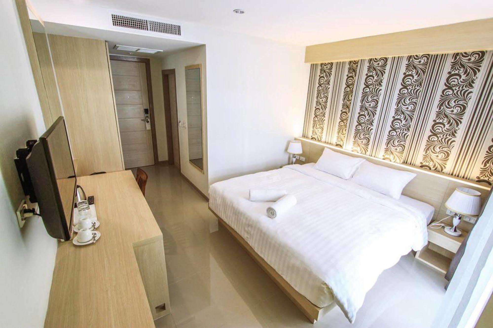 Ocean And Ole Patong Hotel Buitenkant foto