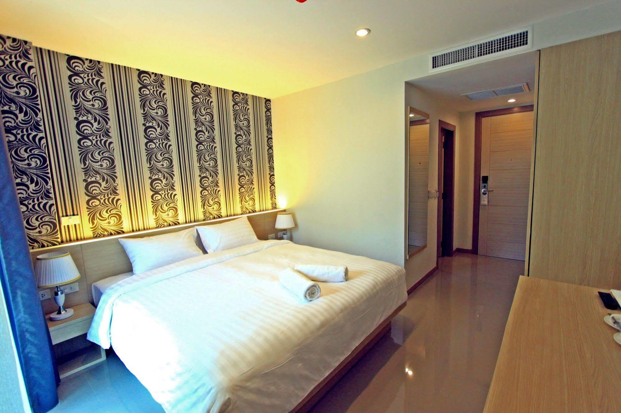 Ocean And Ole Patong Hotel Buitenkant foto
